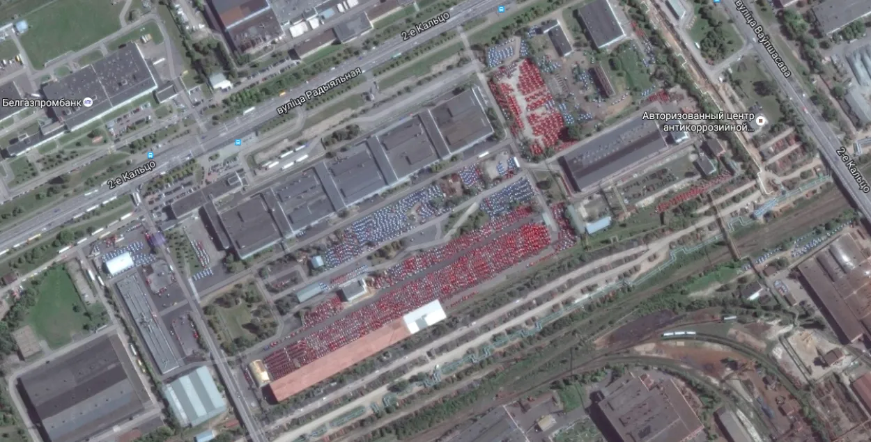 Колькі трактароў на паркоўках МТЗ? Параўноўваем здымкі google з лічбамі Белстата
