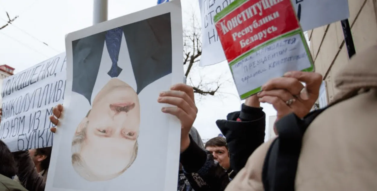 “Собирается уходить” или “пожизненная власть”: эксперты о проекте Конституции