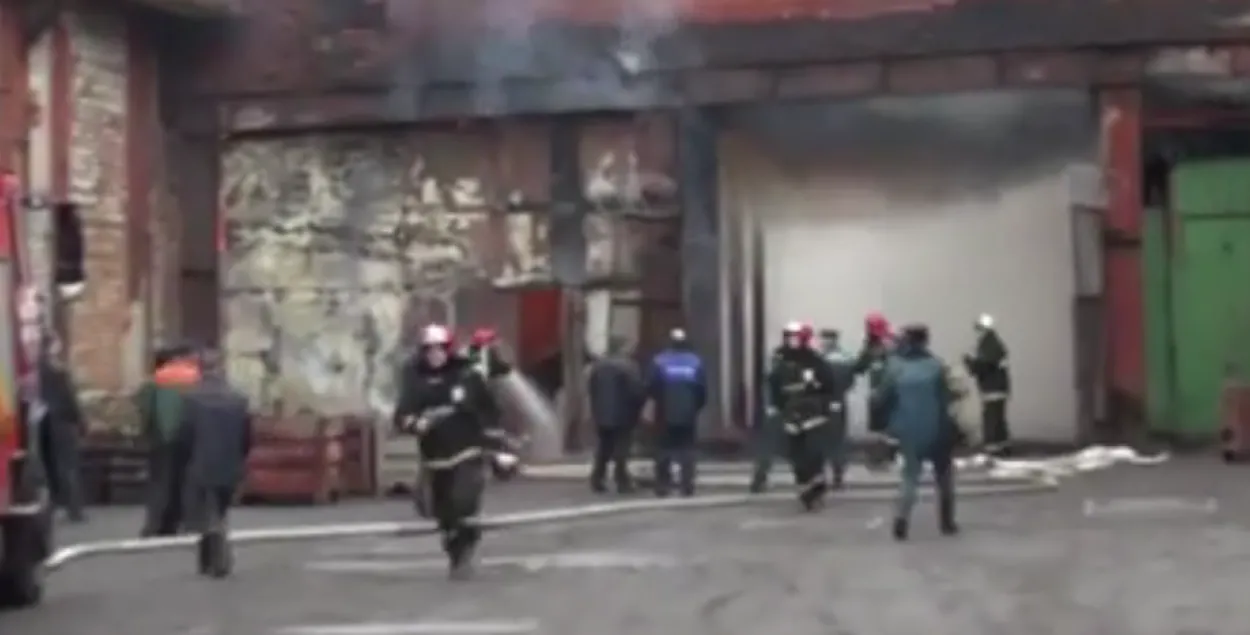 У Мінску сёння раніцай гарэў завод шасцярон (відэа)