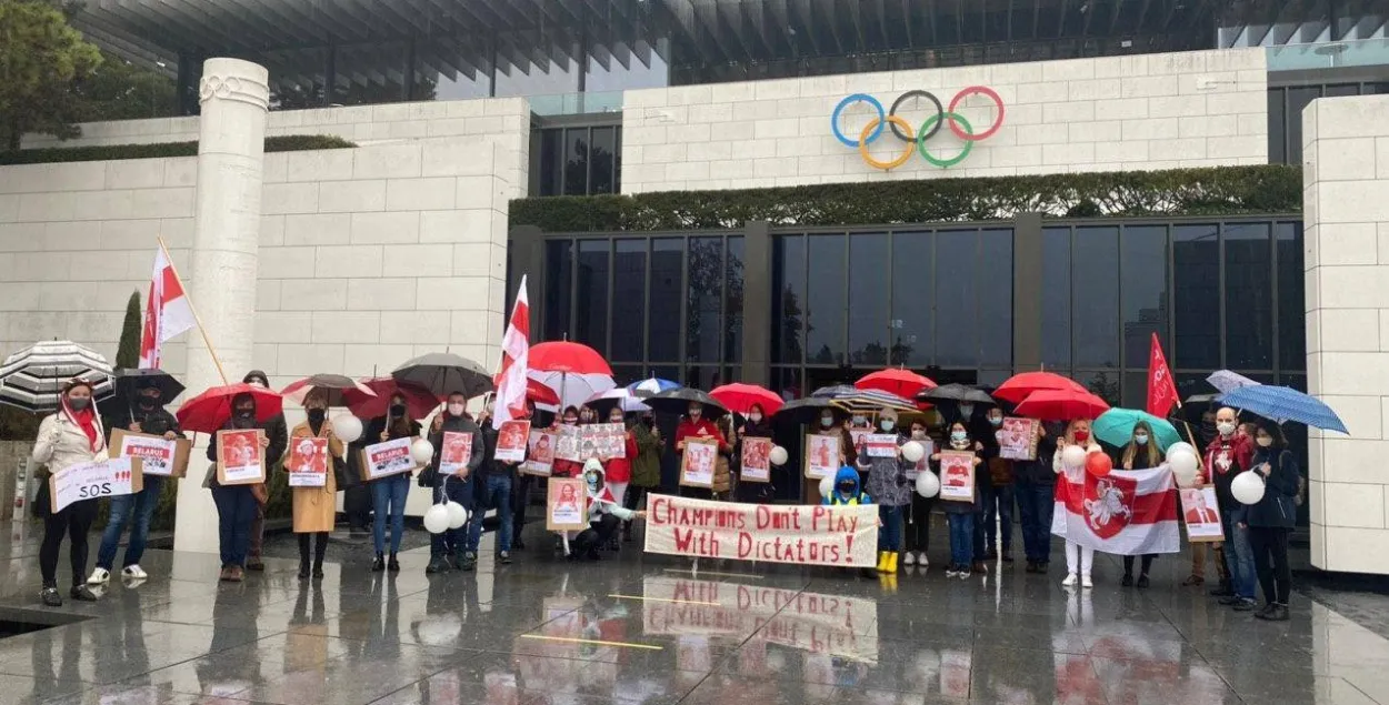Митинг белорусов возле штаб-квартиры МОК в Лозанне​