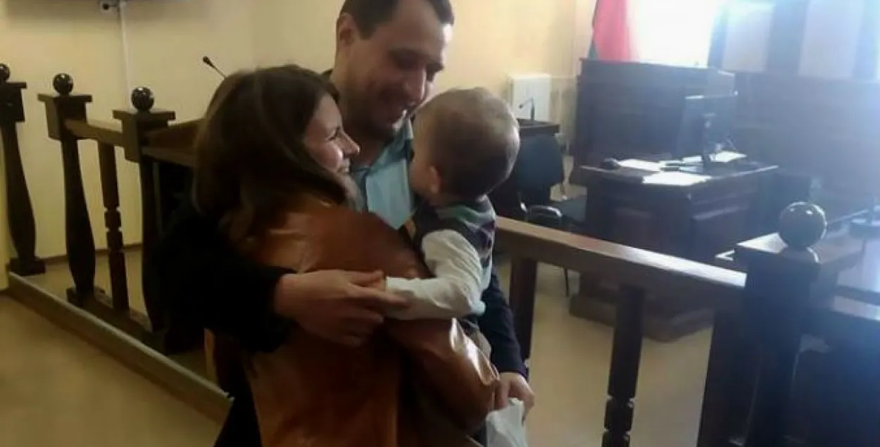 Павла Северинца привезли в суд из изолятора, он смог повидаться с женой и сыном / Иван Мирончик, spring96.org