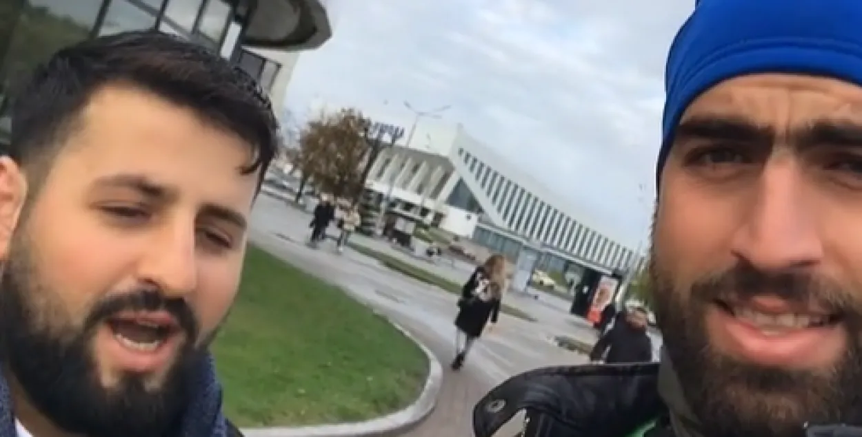 Мухамад Ал-Кадры з сябрам каля мінскага Палаца спорту / tiktok.com/@mohamadalkadree