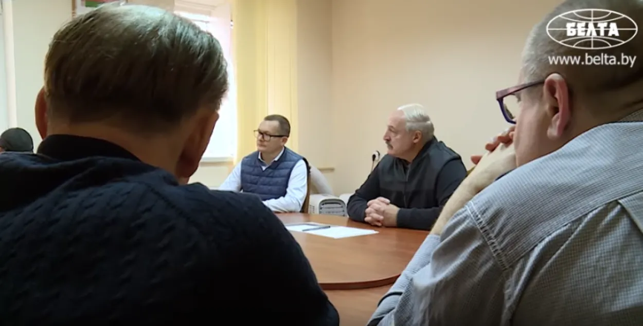 Александр Лукашенко в СИЗО КГБ, справа — Виктор Бабарико / Скриншот с видео БЕЛТА