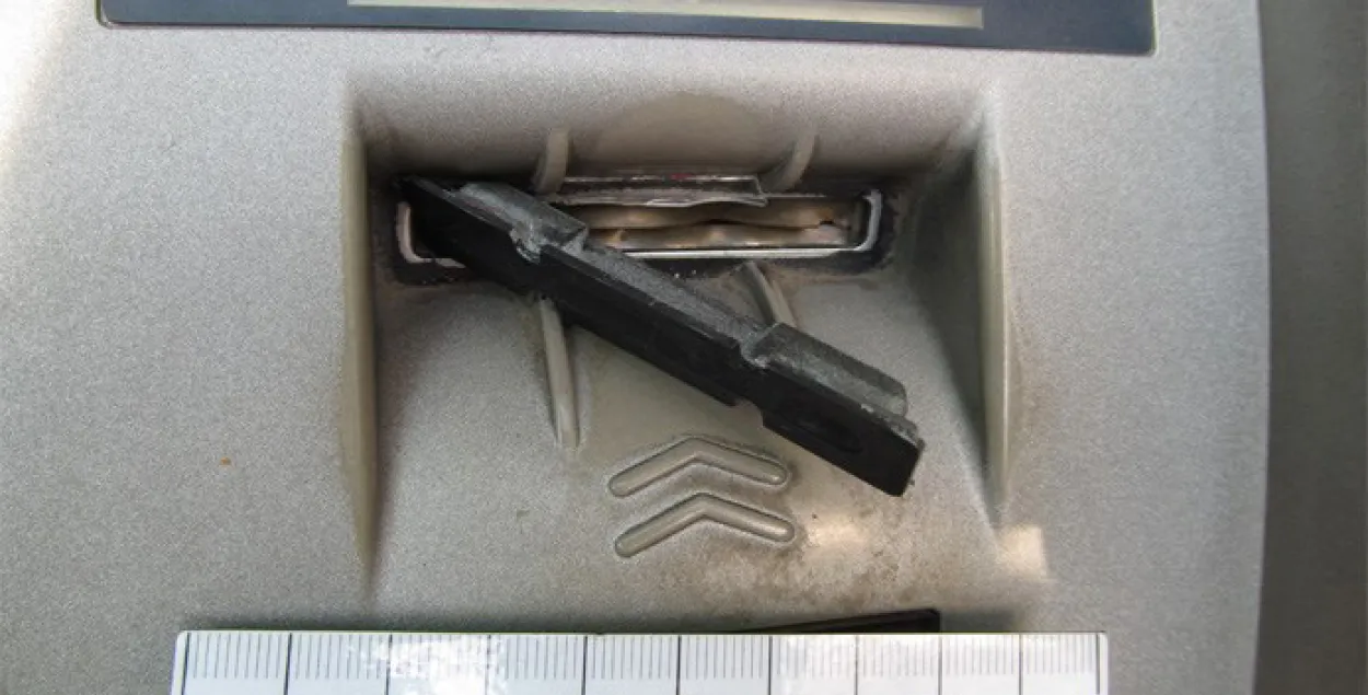 Двух замежнікаў злавілі ў Мінску на ўстаноўцы скімера на банкамат (фота)