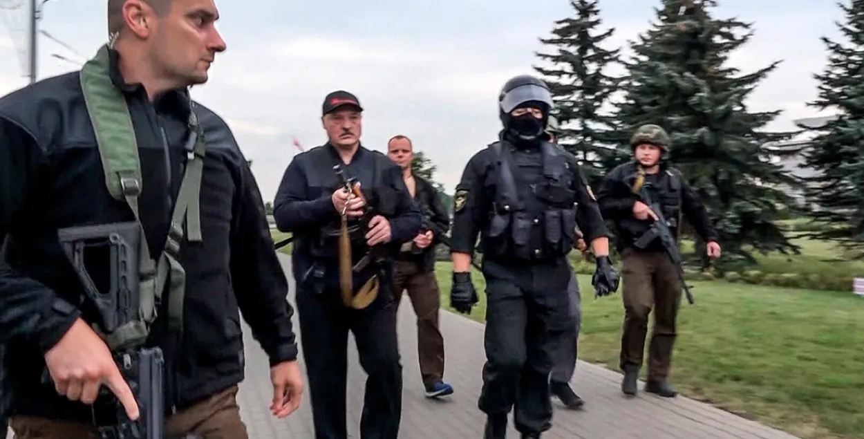 Александр Лукашенко с автоматом возле Дворца Независимости / Cкриншот с видео
