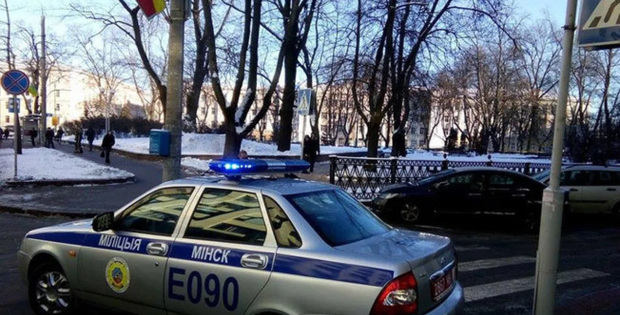 У цэнтры Мінска ў пад'ездзе шматпавярховага дома знайшлі труп мужчыны