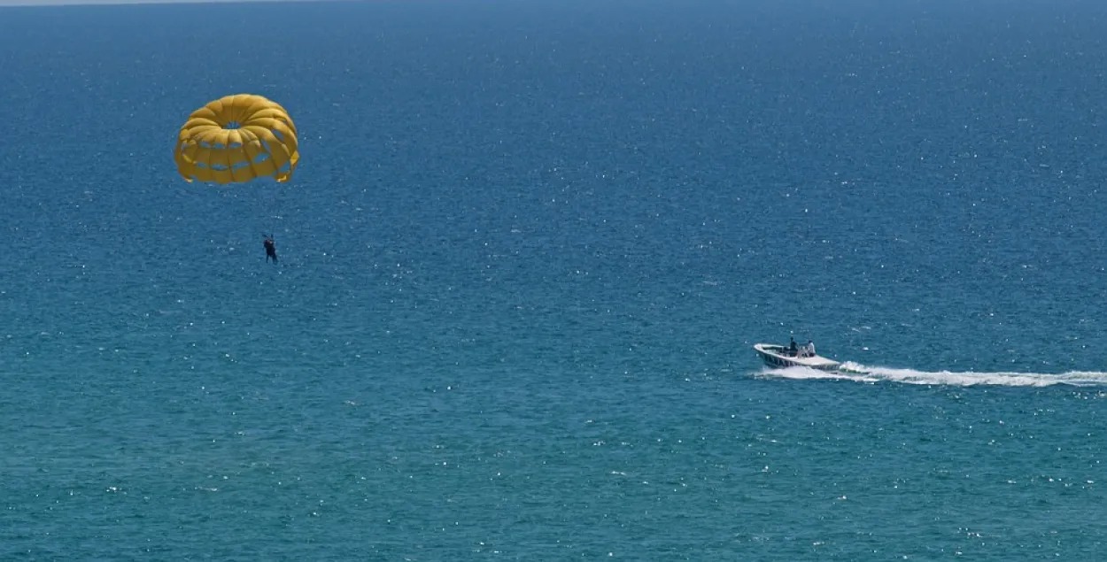 У Расіі загінуў беларус, які ўпаў у мора на водным парашуце
