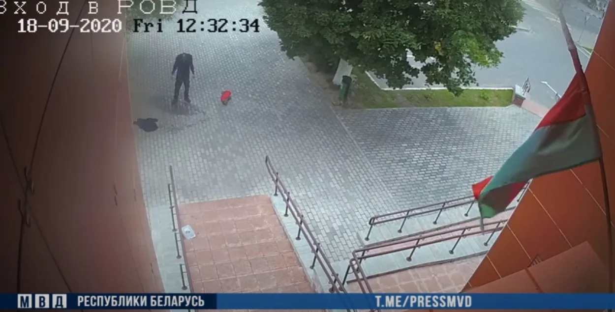 В Смолевичах мужчина поджег себя возле милиции / Кадр из видео