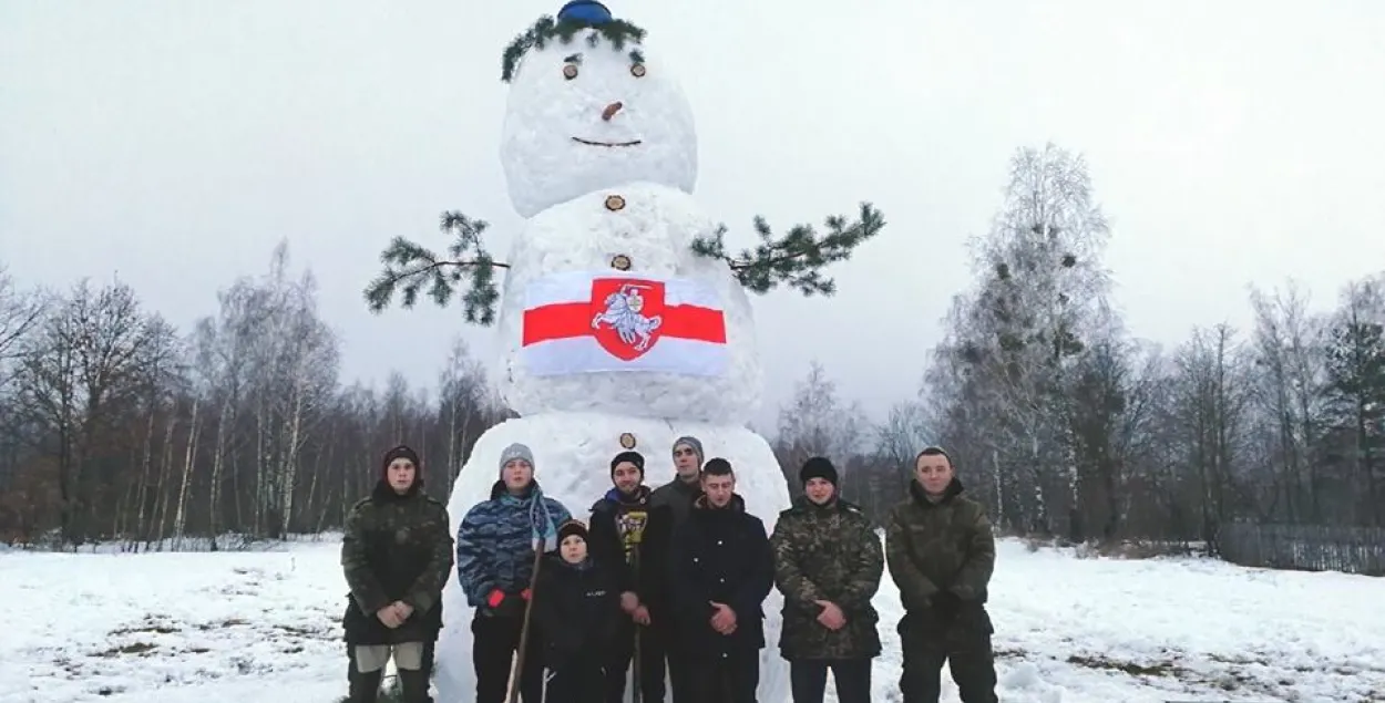 Пяціметровы снегавік з бел-чырвона-белым сцягам і "Пагоняй" (фота)