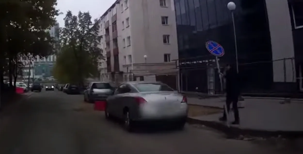 У Мінску кіроўца спрабуе прыбраць знак "Прыпынак забаронены" (відэа)