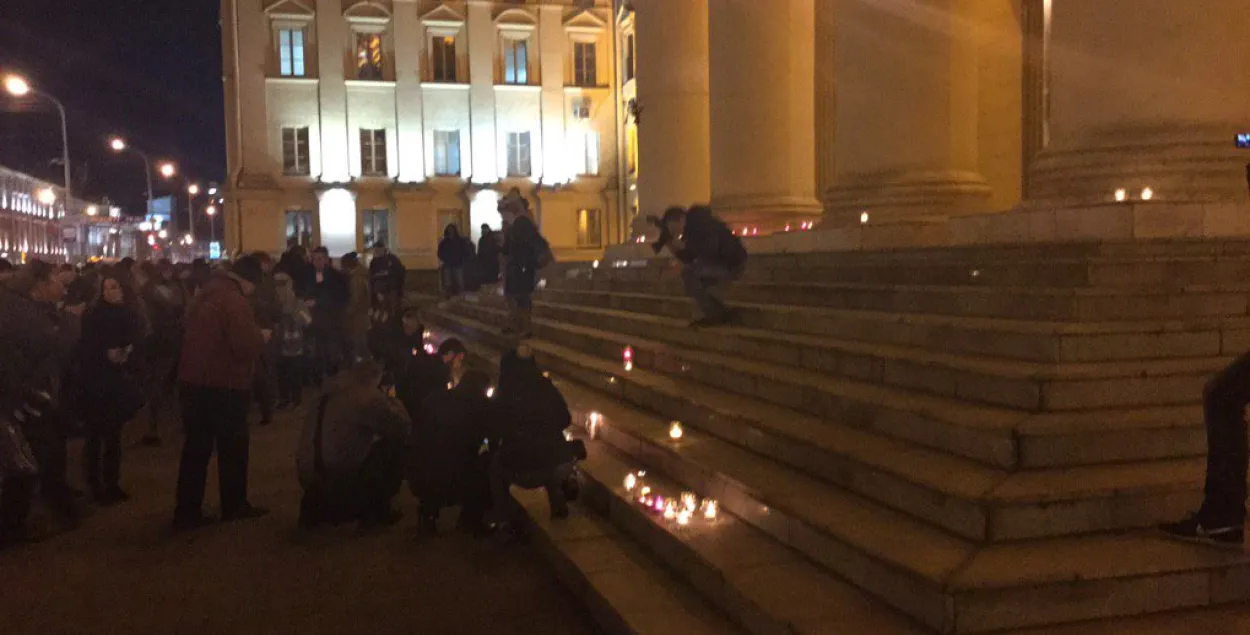 Каля будынка КДБ прайшла акцыя памяці расстралянай інтэлігенцыі
