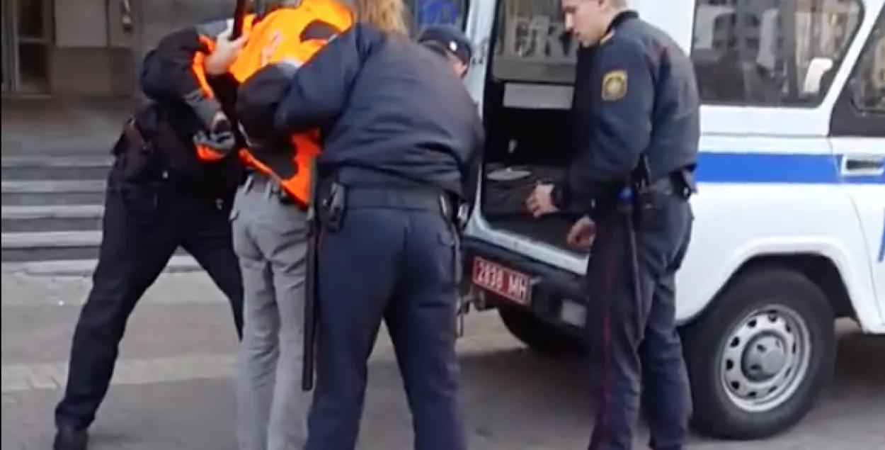 Эксклюзіўнае відэа, як затрыманага хлопца з бензапілой выводзяць з ГЦ "Еўропа"