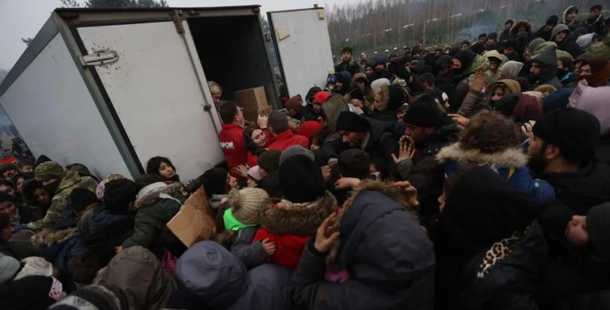 Мігранты чакаюць беларускіх прадуктаў харчавання / wsj.com