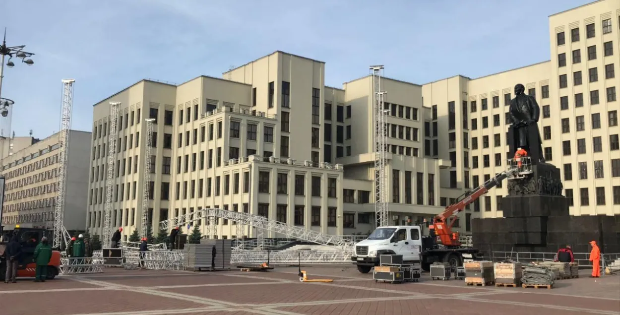 Workers are disassembling a stage in Independence Square in Minsk / Euroradio