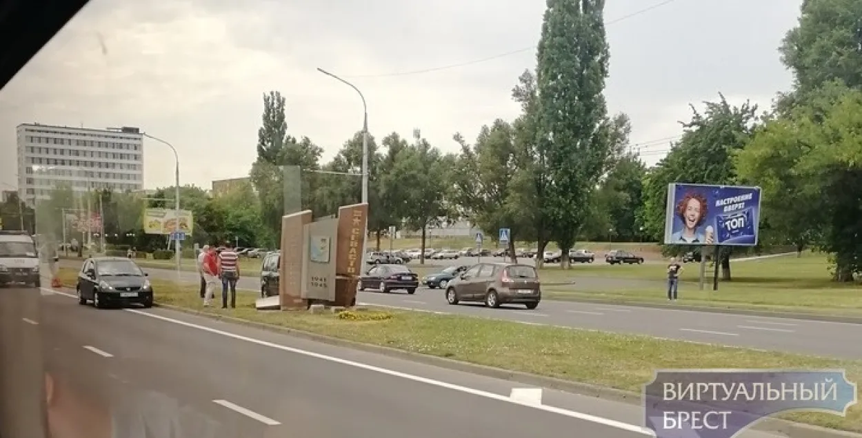 У Брэсце аўтамабіль пратараніў "Севастопаль" (фота)