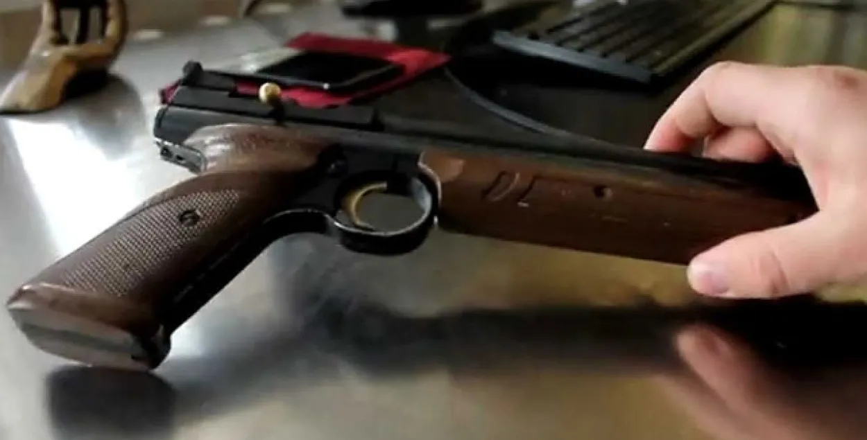 У Баранавіцкім раёне ліцэіст абстраляў школу з пнеўматычнага пісталета