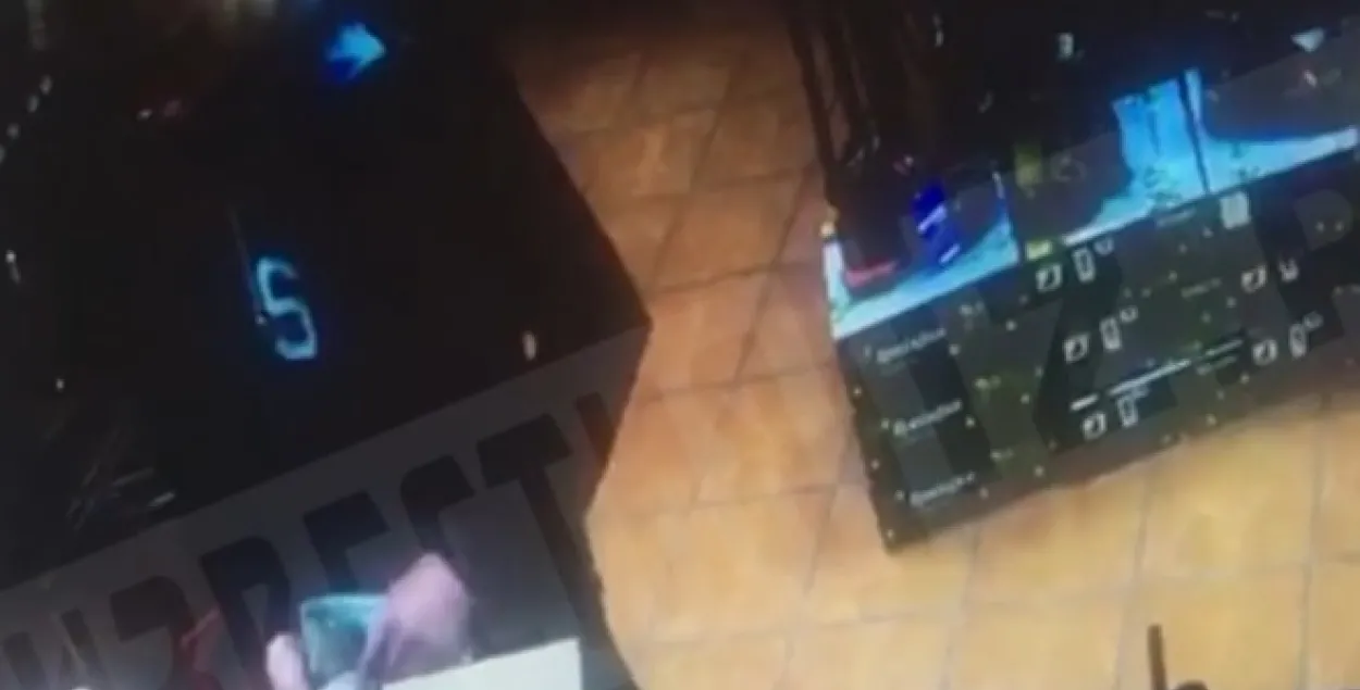 З'явілася відэа, як керчанскі стралок купляў у краме патроны