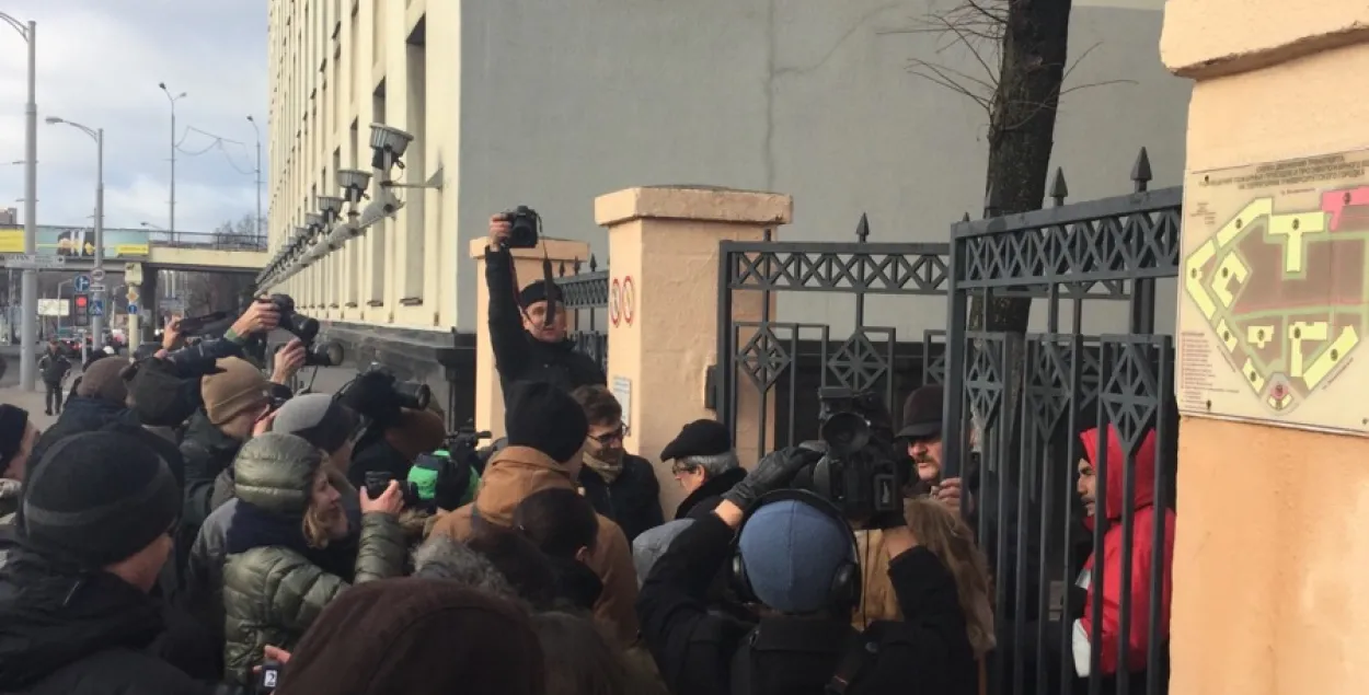 Удзельнікі “Маршу любові і салідарнасці” патрабуюць сустрэчы з рэктарам БДУ