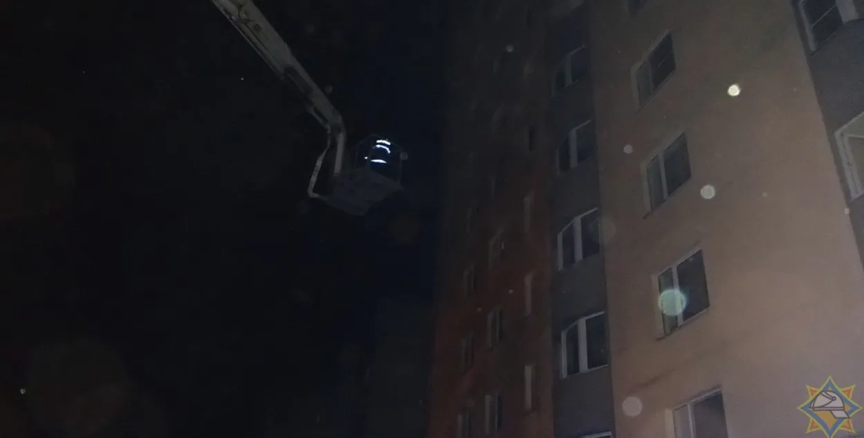 Мінскія студэнты выратавалі жанчыну з пажару ў кватэры (фота)