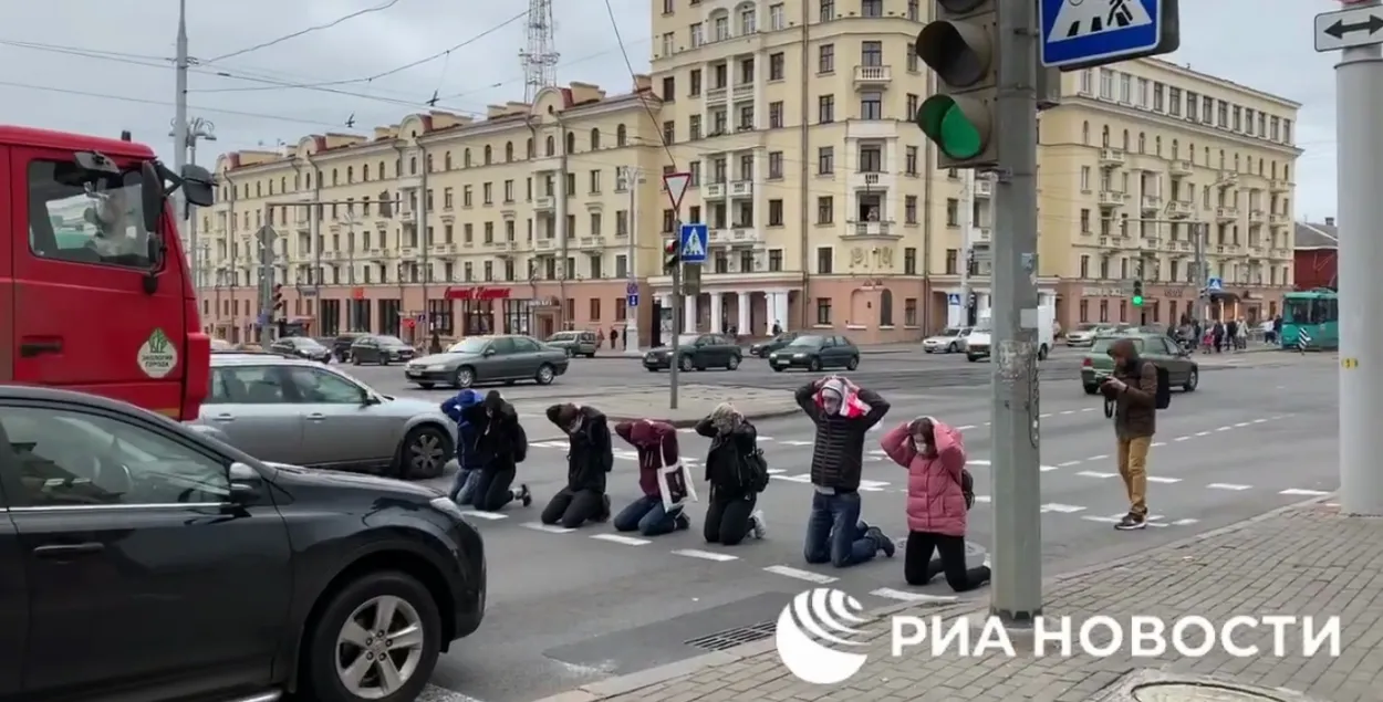 Студэнты на каленях перакрываюць дарогу / Скрыншот з відэа