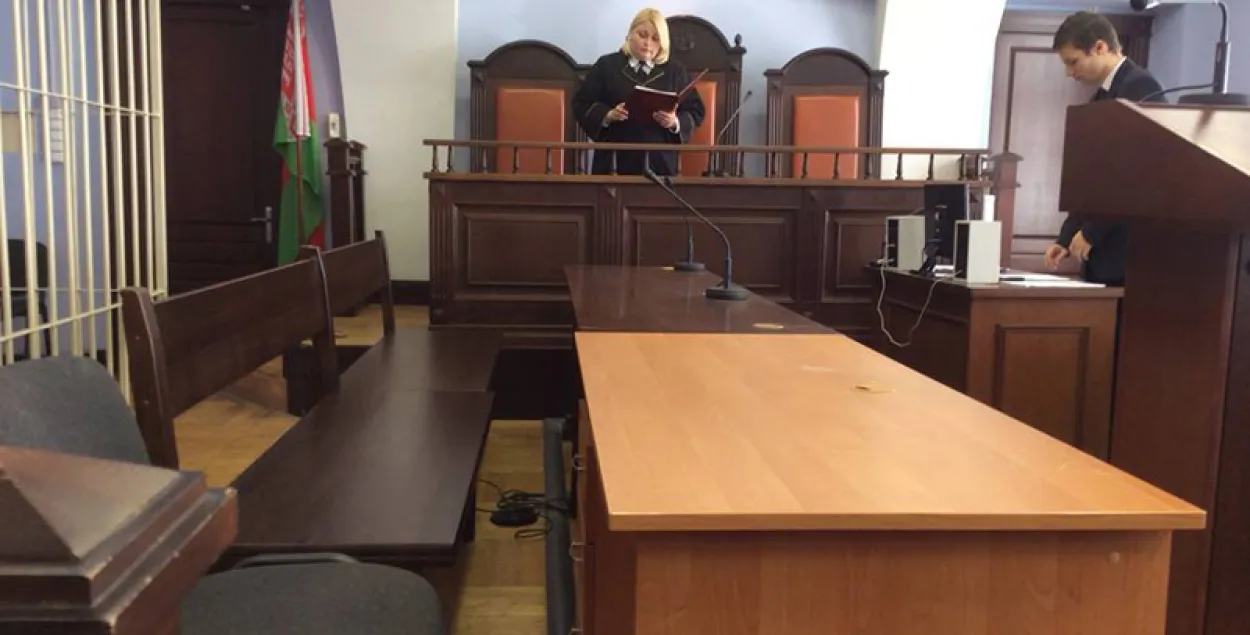 За "шэсце нацыянальнага сцяга" Анатоля Лябедзьку аштрафавалі на 9 млн рублёў