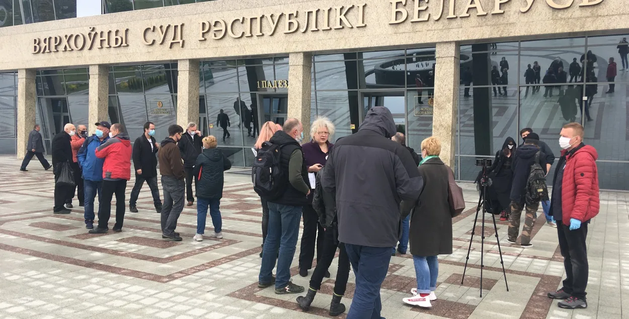У Вярхоўным судзе за правакацыйныя майкі затрымалі "кандыдатаў пратэсту"