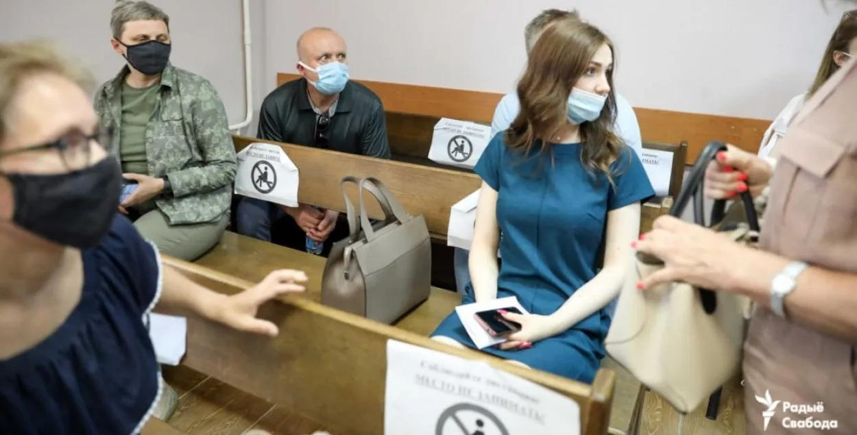 Гаспадыня кватэры Вольга Сінялёва (злева) цяпер знаходзіцца ў дэкрэтным адпачынку / svaboda.org