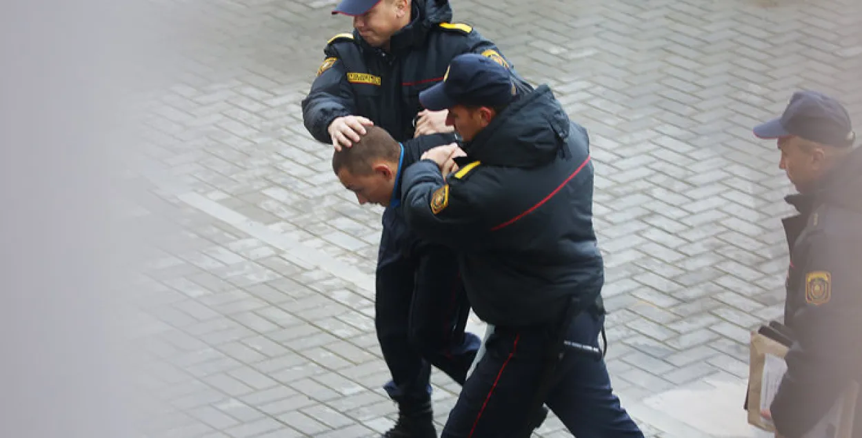 Суд у Слоніме над юнаком, якога вінавацяць у двайным забойстве, зрабілі закрытым