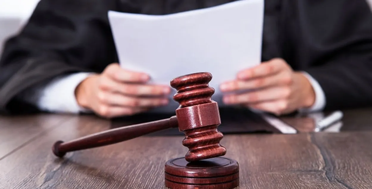 Маці, якая выкінула немаўля ў смеццеправод, прысуджаная да 12 гадоў 