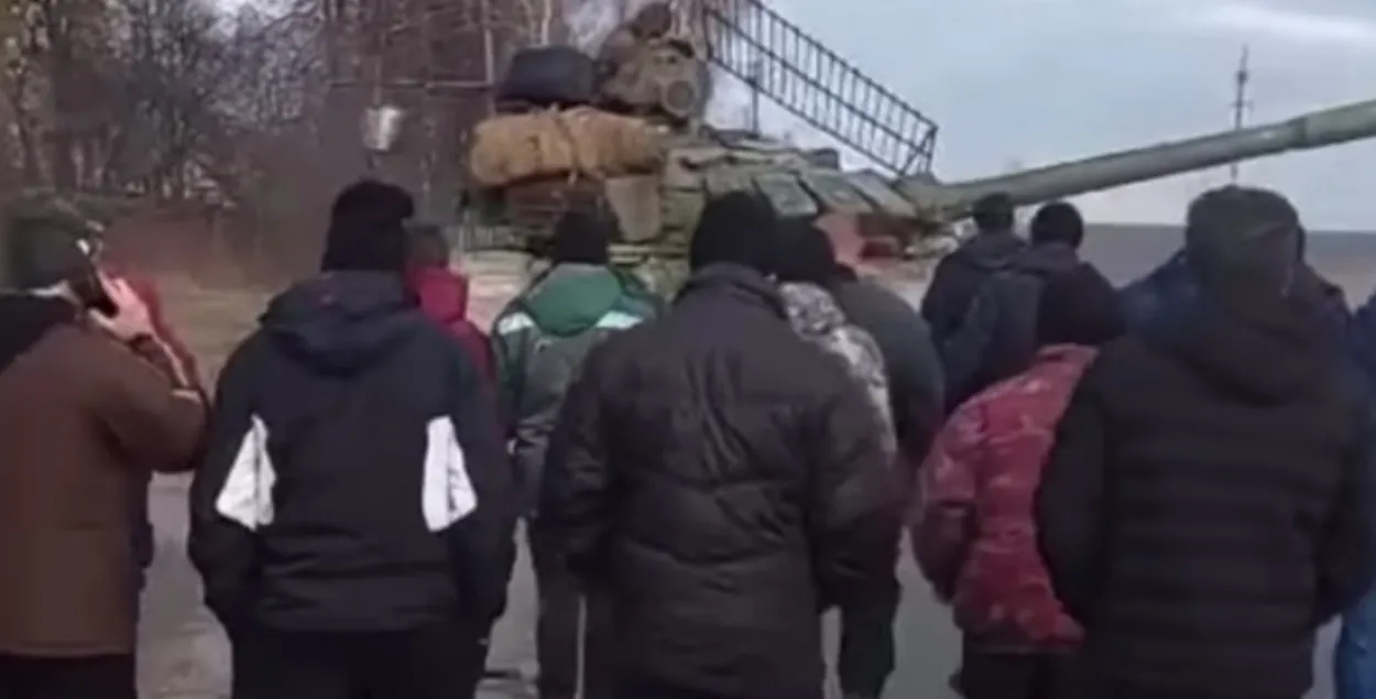 С голыми руками на танки / Скриншот из&nbsp;видео