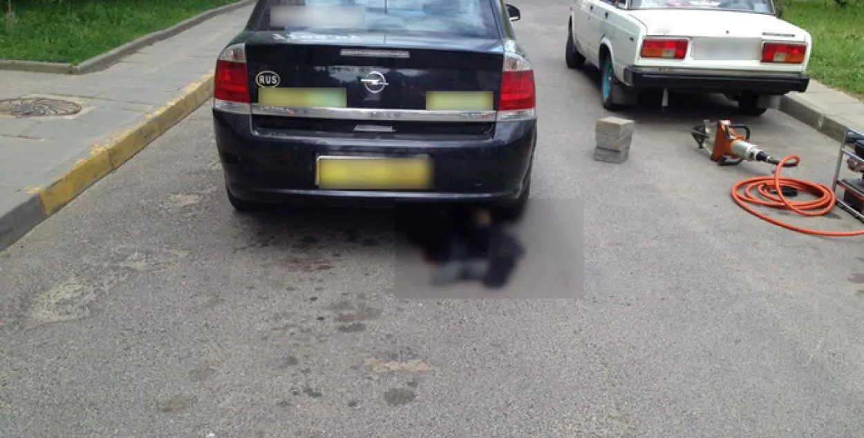 У Мінску мужчына выкінуўся з 7-га паверха і трапіў пад колы аўто (фота)