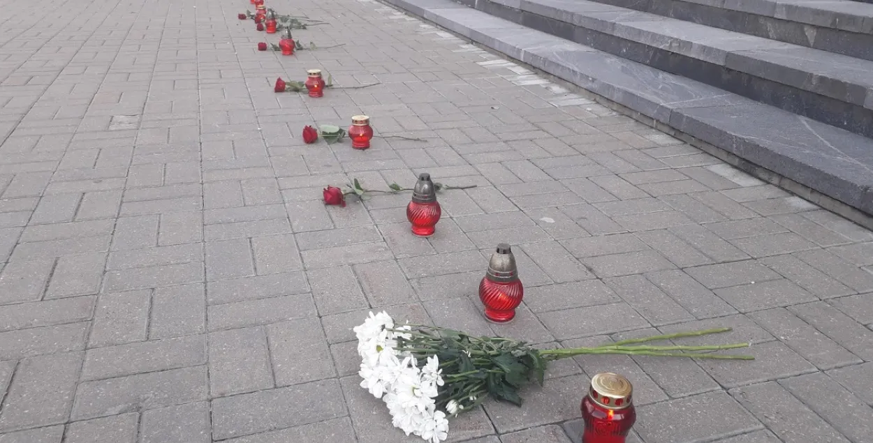 Одна из традиций белорусских мирных протестов — цветы вдоль дороги / Еврорадио