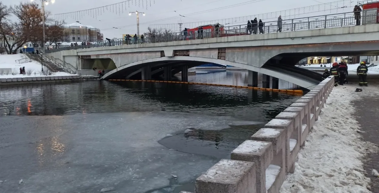 На Свислочи в Минске обнаружили масляное пятно / minsk.mchs.gov.by