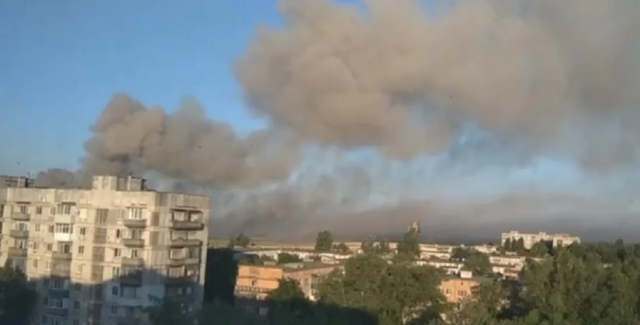 Горят российские военные склады в Шахтерске / Фото из соцсетей