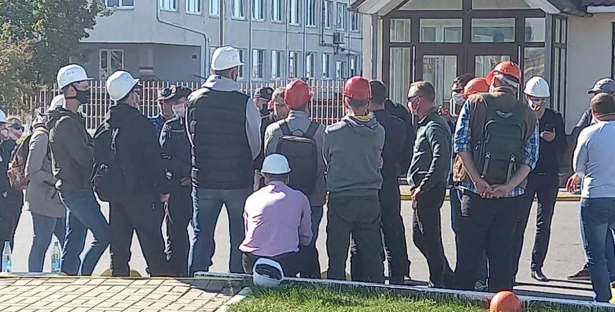 Шахтёры, пришедшие поддержать Олега Кудёлку / t.me/stachkom​