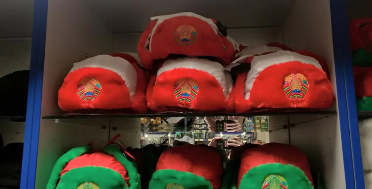 У Мінску ў продажы з'явіліся чырвона-белыя вушанкі (фота)