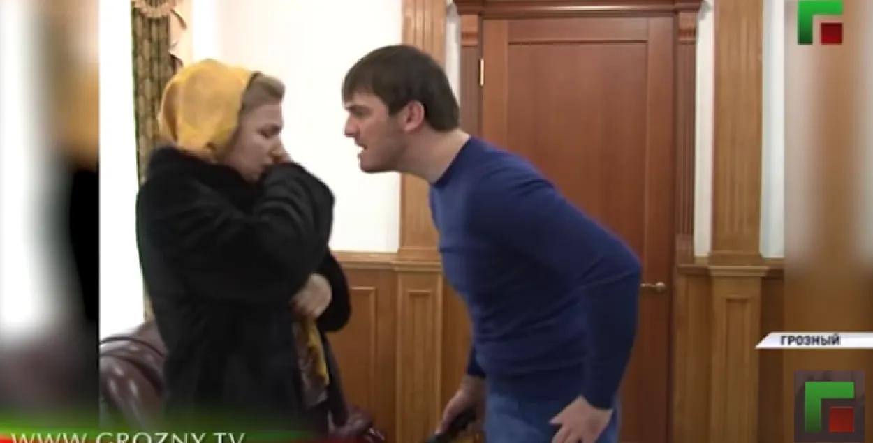 Чачэнскі тэлеканал паказаў, як былы мэр Грознага катуе жанчын электрашокерам