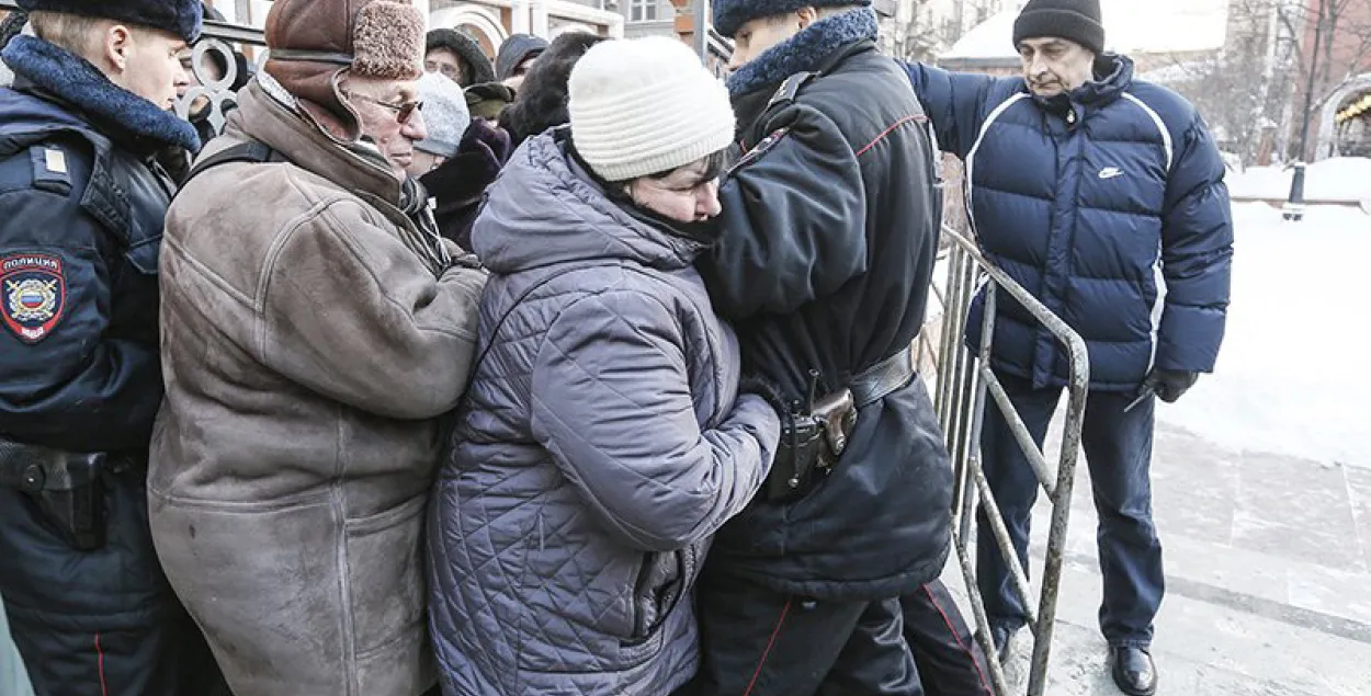 У Маскве чарга ў Траццякоўскую галерэю знесла частку агароджы (фота)