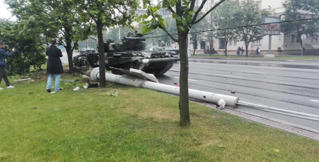 Мінабароны патлумачыла, чаму танк у Мінску ўрэзаўся ў ліхтарны слуп