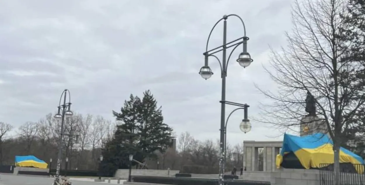 Танкі ля мемарыяла савецкім воінам у Берліне / Фота з сацсетак
