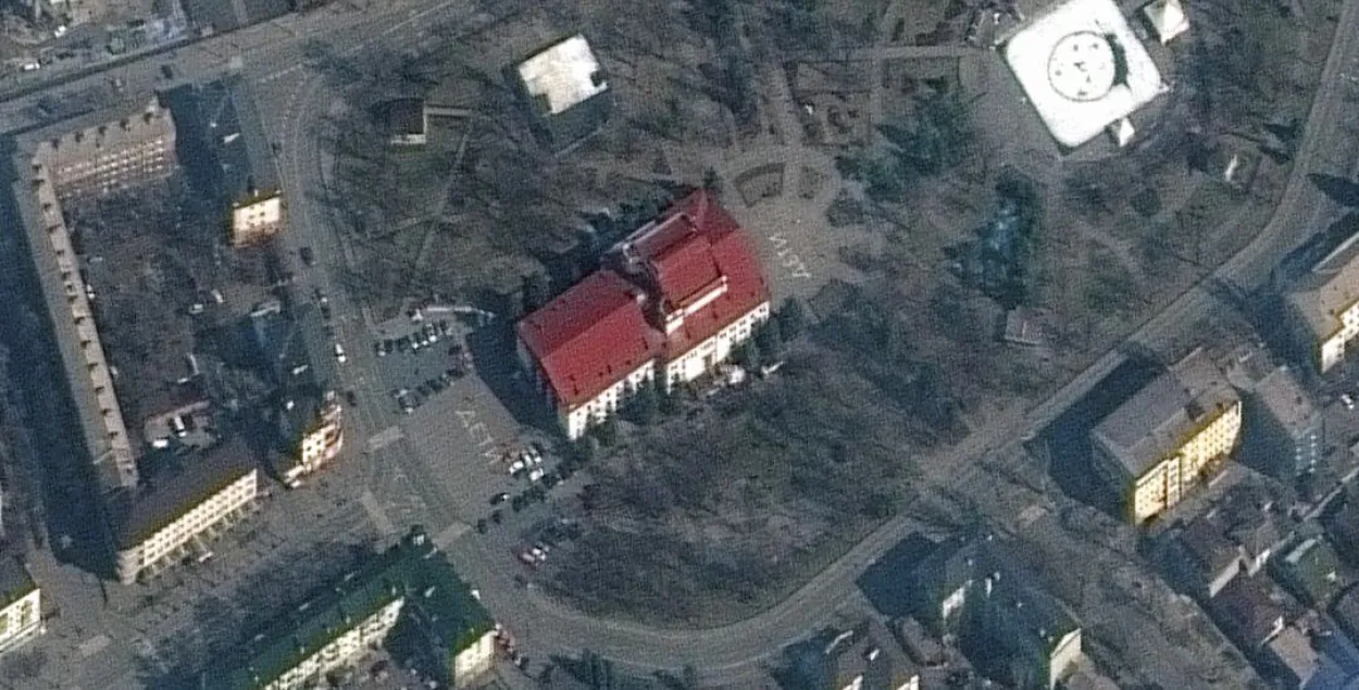 Мариупольский драмтеатр перед бомбардировкой​ / MAXAR