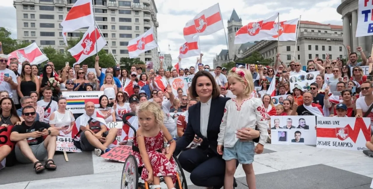 Вера Званько (злева) падчас сустрэчы Святланы Ціханоўскай з дыяспарай у Вашынгтоне / @tsikhanouskaya