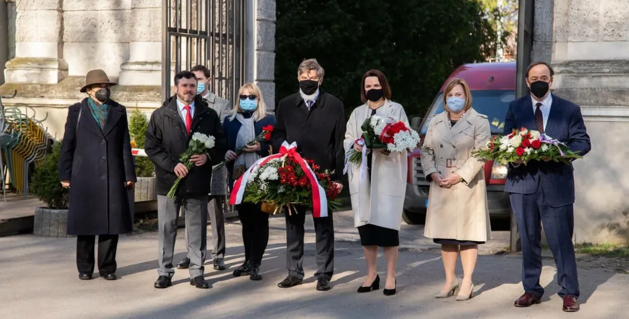 Святлана Ціханоўская і дыпламаты перад ускладаннем кветак да помніка "Маці Чарнобыля" ў Вільні / @ tsikhanouskaya
