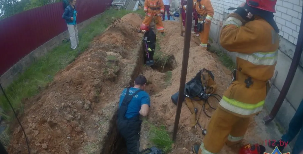 У Баранавічах ратавалі мужчыну, якога засыпала ў траншэі (фота, відэа)