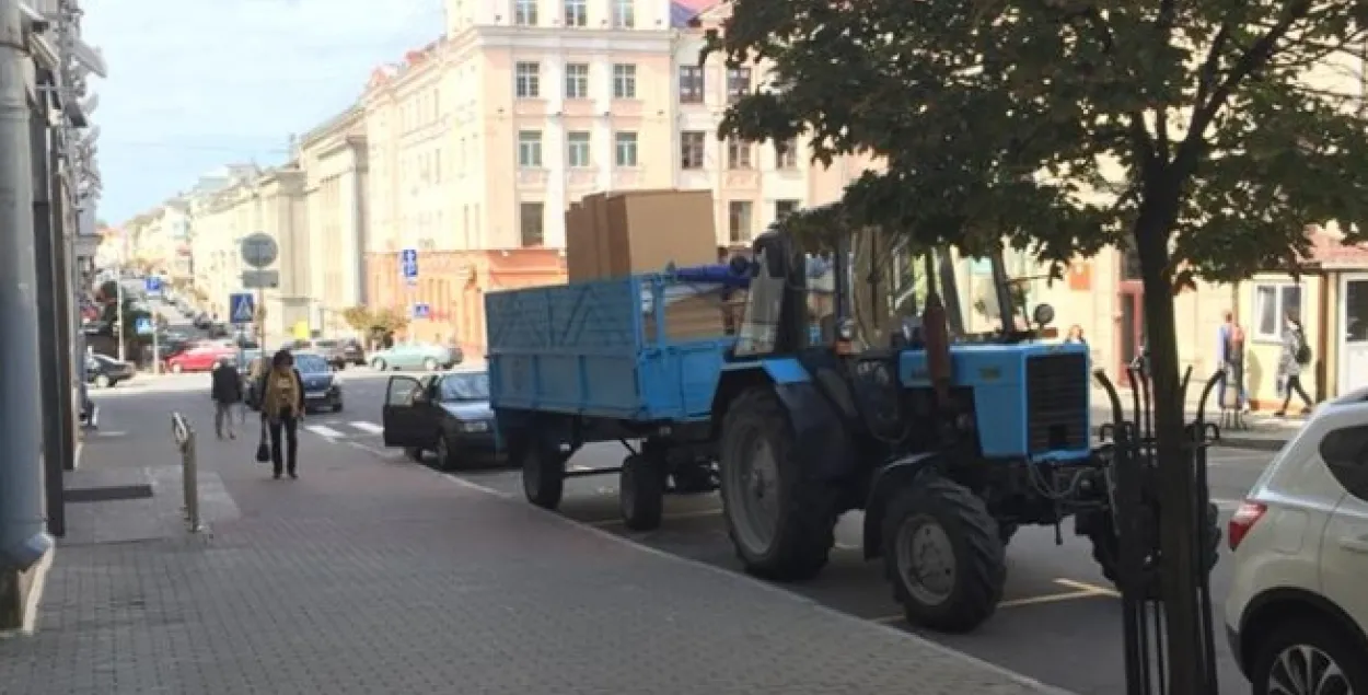Канстытуцыйны суд Беларусі пераязджае на трактары (фотафакт) 