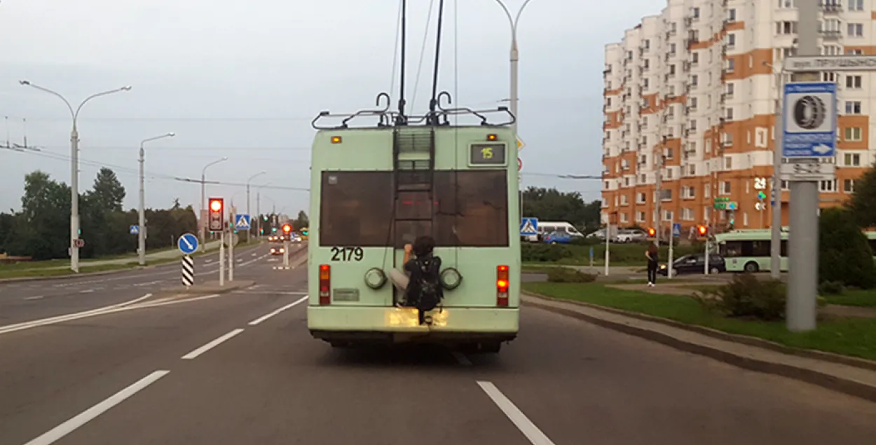Сталічны зачэпер "асядлаў" тралейбус (фота)