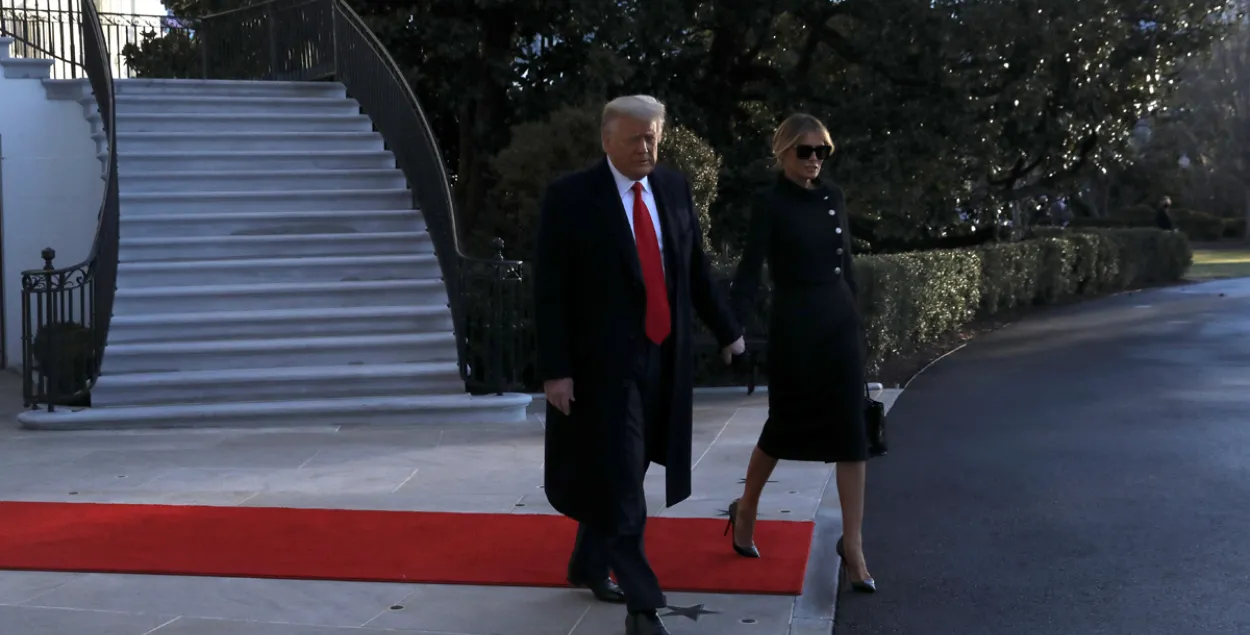 Дональд и Мелания Трамп покидают Белый Дом / Reuters