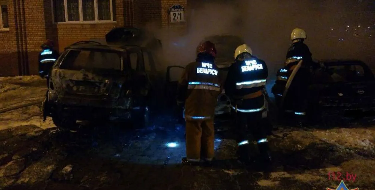 У Мінску раніцай згарэлі адразу тры аўто (фота)
