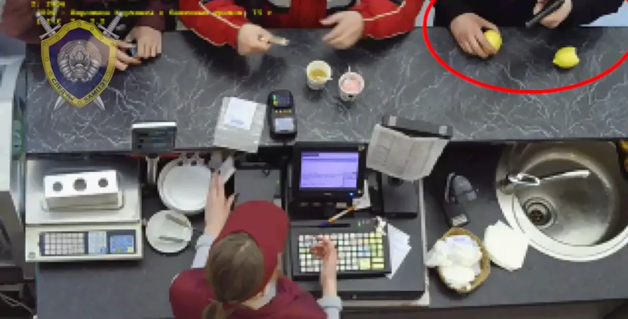 Мінскай касірцы пагражаюць пісталетам. І што яна робіць? (Відэа)