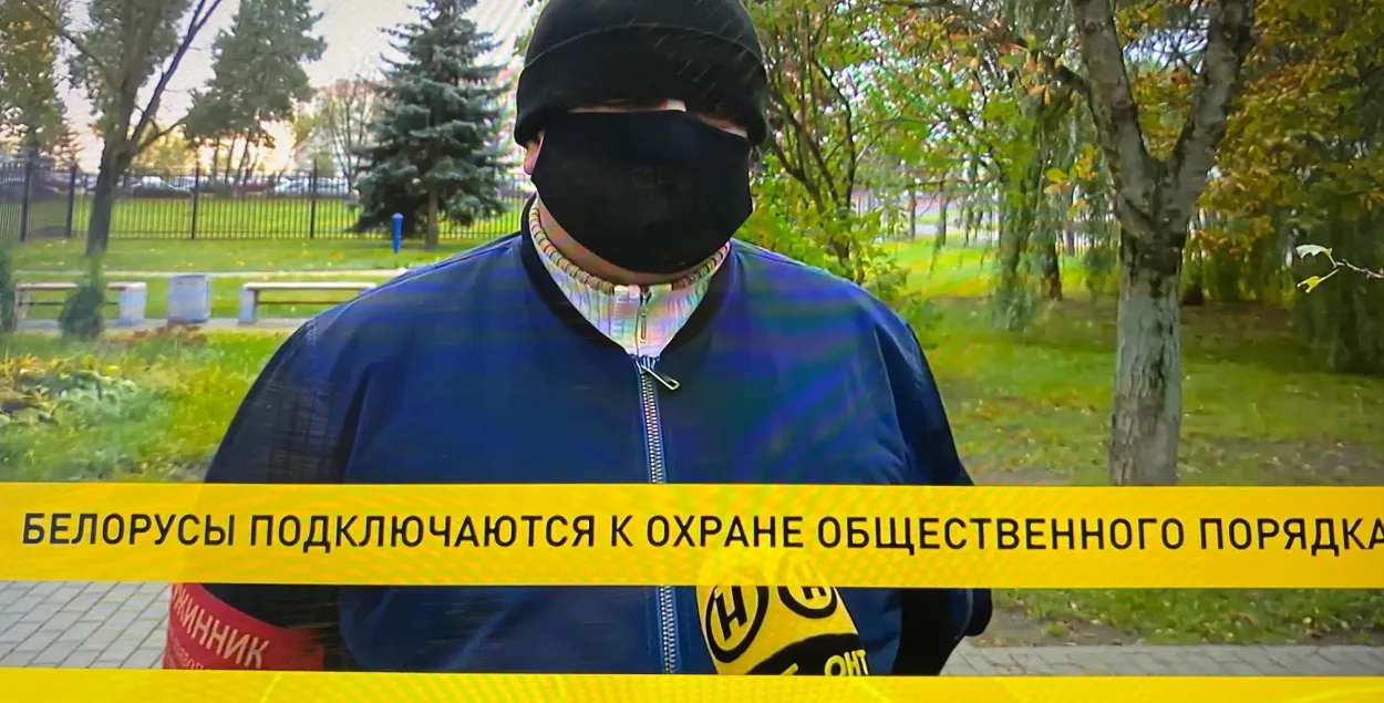 В маске и шапке на глаза — ОНТ показало, как выглядит "народный дружинник"